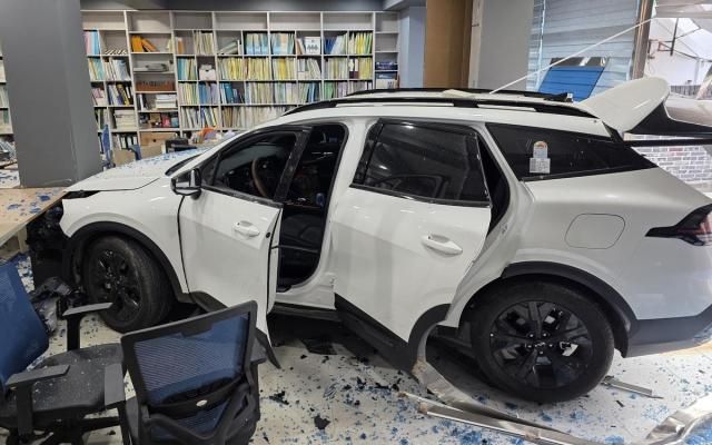 충북 청주의 한 카페 내부로 SUV가 돌진하는 사고가 발생했다 사진청주동부소방서