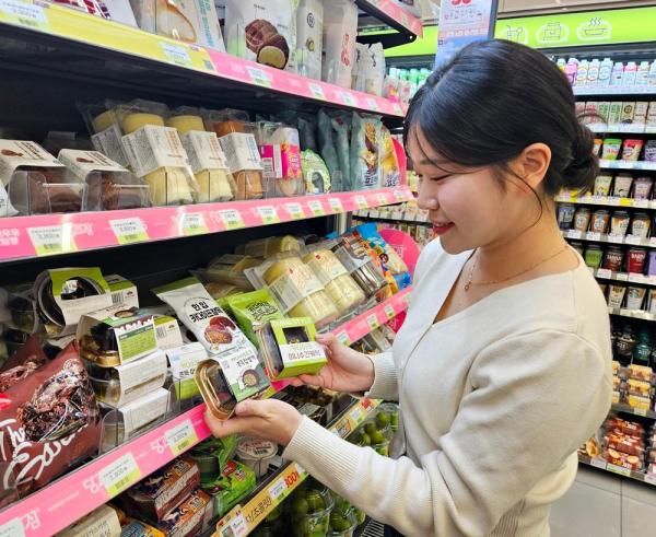 모델이 편의점 CU가 판매 중인 두바이 디저트를 들고 있다 사진CU