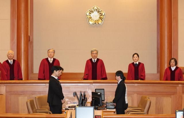 29일 서울 종로구 헌법재판소 심판정에서 열린 변호인 접견불허 위헌확인 헌법소원 선고기일에 김상환 헌법재판소장을 비롯한 헌법재판관들이 자리로 향하고 있다