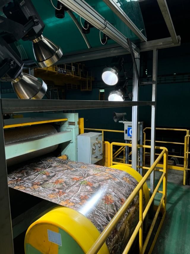 동국씨엠 부산공장 컬러강판 생산라인에 표면 결함 검출 기술 DK SDD가 적용된 모습 사진동국홀딩스