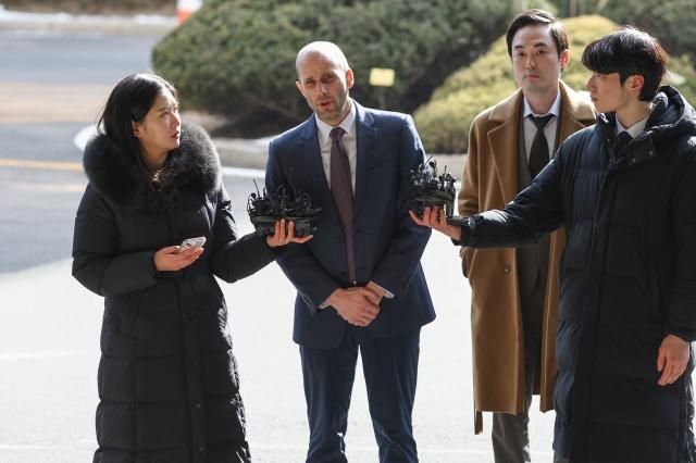 쿠팡의 대규모 개인정보 유출 사태에 대해 셀프 조사로 증거를 인멸한 혐의를 받는 해롤드 로저스 쿠팡 한국 임시 대표가 피의자 신분으로 조사를 받기 위해 30일 서울경찰청으로 출석하며 입장을 밝히고 있다 사진연합뉴스