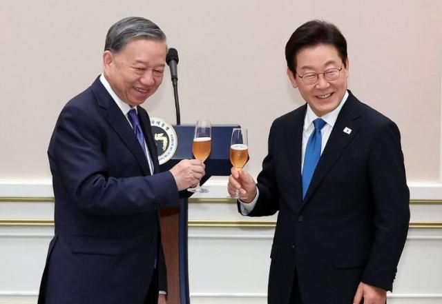 이재명 대통령이 지난해 8월 청와대 영빈관에서 열린 한·베트남 공식 만찬에서 또 럼 베트남 당 서기장과 건배하고 있다 사진연합뉴스