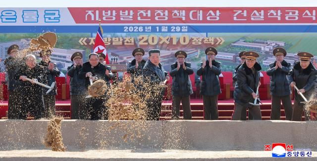 조선중앙통신은 30일 황해남도 은률군에서 열린 새년도 지방발전 정책 대상 건설의 시발로 되는 성대한 착공식이 전날 김정은 국무위원장이 참석한 가운데 진행됐다고 보도했다 사진연합뉴스 