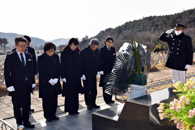 강윤진 국가보훈부 차관이 30일 오전 국립대전현충원 천안함 46용사 묘역을 찾아 서영석 제2연평해전 유족회장 등과 함께 헌화-참배하고 있다 사진국가보훈부 