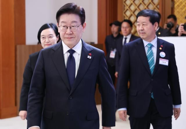 이재명 대통령이 지난 30일 청와대에서 열린 국가창업시대 전략회의 K-스타트업이 미래를 만든다에 입장하고 있다 사진연합뉴스