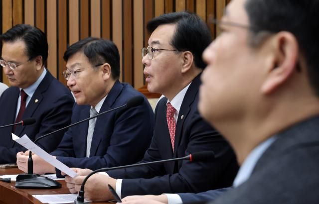 송언석 국민의힘 원내대표가 지난 30일 국회에서 열린 원내대책회의에서 모두 발언을 하고 있다 사진연합뉴스