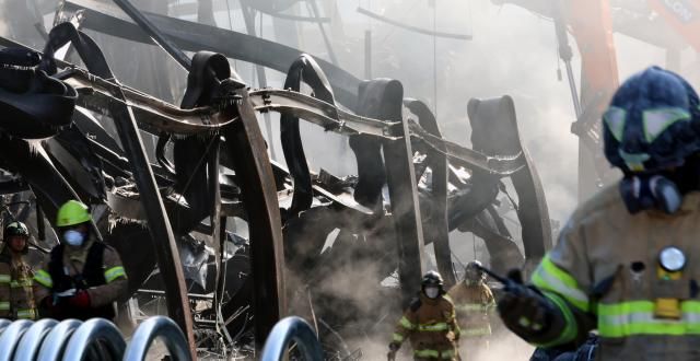 31일 오전 충북 음성군 맹동면 두성리의 한 생활용품 제조공장에서 소방당국이 잔불 정리를 하고 있다 이 공장에서는 전날 오후 2시55분께 원인을 알 수 없는 불이 났다 사진연합뉴스