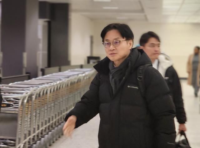 김정관 산업통상부 장관이 지난 28일현지시간 밤 트럼프 관세 대응을 위해 워싱턴DC 인근 덜레스국제공항을 통해 미국을 방문하고 있다 사진연합뉴스