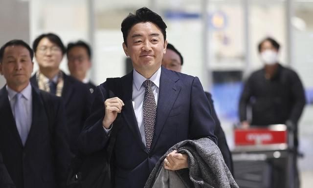 특사 자격으로 캐나다·노르웨이 방문을 마친 강훈식 대통령실 비서실장이 31일 인천공항 2터미널을 통해 귀국하고 있다 사진연합뉴스