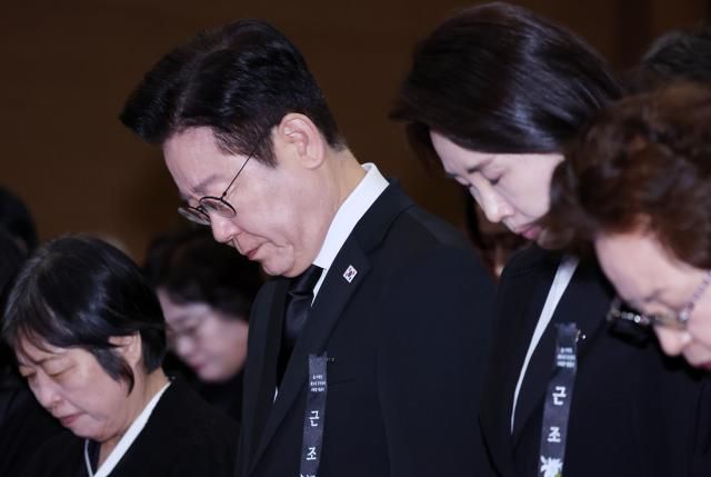 이재명 대통령과 김혜경 여사가 31일 서울 여의도 국회 의원회관에서 열린 이해찬 전 국무총리 영결식에서 묵념하고 있다 왼쪽부터 이 전 총리 부인 김정옥 여사 이재명 대통령 김혜경 여사 노무현 전 대통령 부인 권양숙 여사 사진연합뉴스