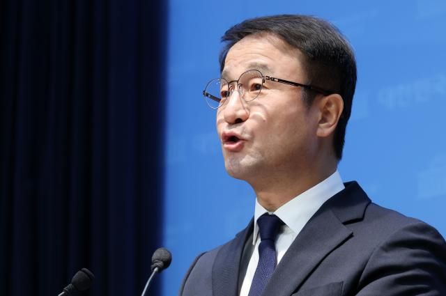 더불어민주당 한병도 의원이 4일 국회에서 원내대표 보궐선거 출마 기자회견을 하고 있다사진연합뉴스