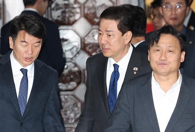  더불어민주당 김병기 전 원내대표 서울 국회에서 본회의를 마치고 나서고 있다 사진연합뉴스