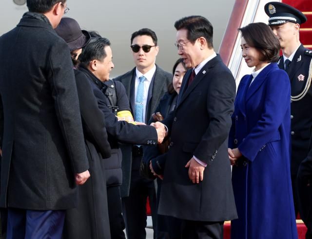중국을 국빈 방문하는 이재명 대통령이 4일 베이징 서우두 공항에 도착해 다이빙 주한 중국대사와 악수하고 있다 사진연합뉴스