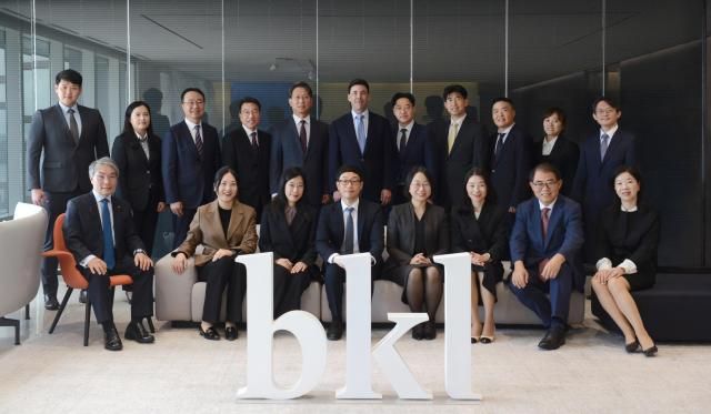 앞줄 왼쪽부터 반시계 방향으로 최병일 고문 김보찬 외국변호사 김소담 변호사 황호성 센터장전문위원 김지이나 변호사 최다미 변호사 이경근 고문 권소담 변호사 주성준 변호사 박윤정 외국변호사 설재영 변호사 유재규 변호사 이종현 전문위원 제레미 에버렛 외국회계사 설광윤 변호사 오창현 고문 임대승 전문위원 정경화 변호사 김종윤 전문위원 사진법무법인 태평양