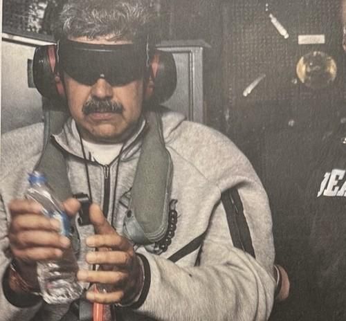 도널드 트럼프 미국 대통령이 3일현지시간 미군이 기습적인 군사 작전으로 체포한 니콜라스 마두로 베네수엘라 대통령의 근황 사진을 사회관계망서비스SNS 트루스소셜에 공개했다사진트럼프 트루스소셜 계정