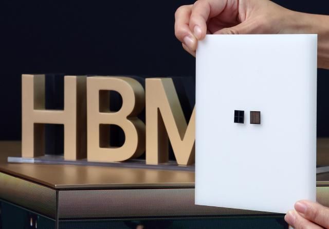 지난해 10월 경북 경주 엑스포공원 에어돔에서 열린 K-테크 쇼케이스에서 SK하이닉스 관계자가 6세대 고대역폭 메모리인 HBM4를 소개하고 있다 사진연합뉴스