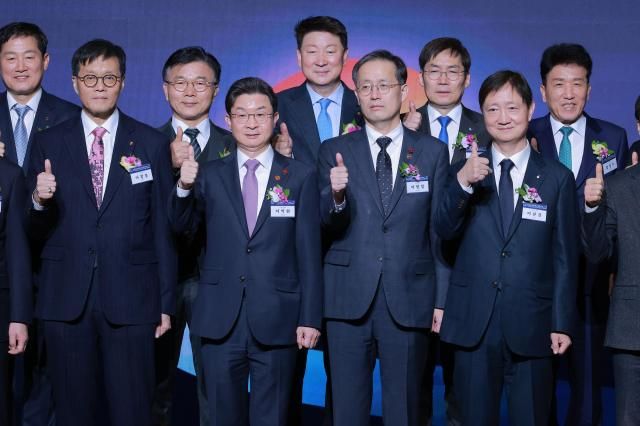 5일 오후 서울 중구 롯데호텔에서 열린 2026 범금융 신년인사회에서 이창용 한국은행 총재 첫째 줄 왼쪽부터 이억원 금융위원회 위원장 이형일 재정경제부 차관 이찬진 금융감독원장 등 정·관계 및 금융계 주요 인사가 기념촬영을 하고 있다 사진유대길 기자 dbeorlf123ajunewscom