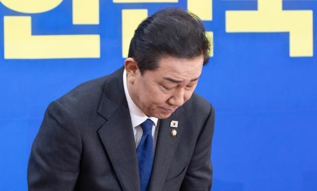 김병기 더불어민주당 원내대표가 30일 국회에서 열린 원내대책회의에서 본인 의혹과 관련해 사퇴 의사를 밝힌 뒤 사과하고 있다 사진연합뉴스 