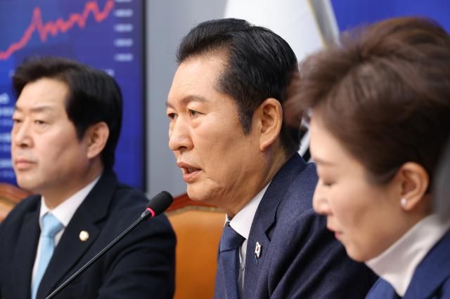 더불어민주당 정청래 대표가 5일 서울 여의도 국회에서 열린 최고위원회의에서 발언하고 있다사진연합뉴스