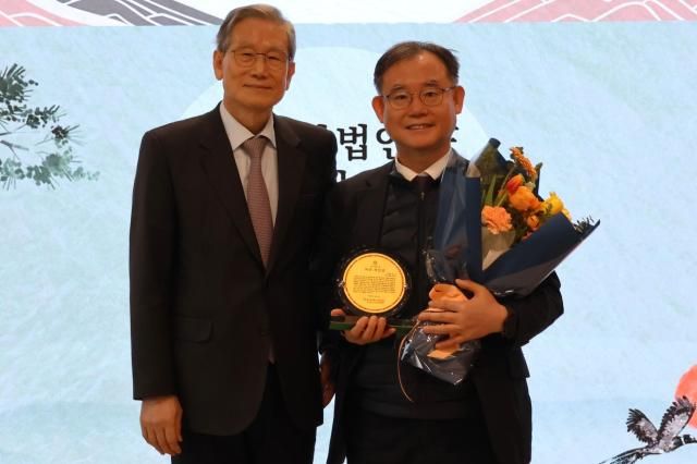 제8회 바른의인상 수상자인 이종국 전 국립공주병원장오른쪽과 고영한 공익사단법인 정 이사장이 기념사진을 촬영하고 있다 사진법무법인 바른