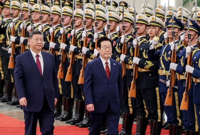 이재명 대통령과 시진핑 중국 국가주석이 5일 베이징 인민대회당에서 열린 이 대통령 공식환영식에서 의장대를 사열하고 있다 사진 연합뉴스