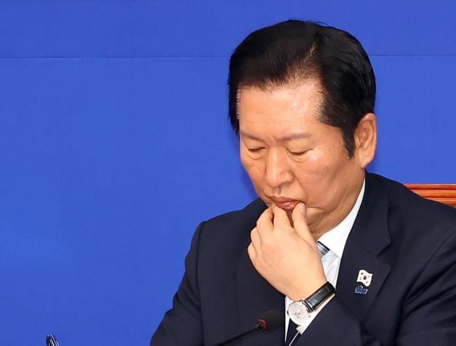 더불어민주당 정청래 대표가 6일 서울 여의도 국회에서 열린 충남·대전통합 및 충청지역 발전특별위원회 제2차 전체 회의에서 잠시 생각에 잠겨 있다사진연합뉴스