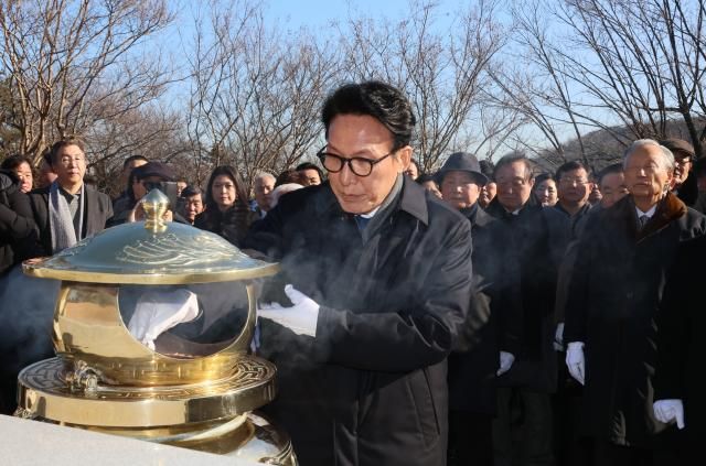 김민석 국무총리가 6일 서울 동작구 국립서울현충원 김대중 대통령 묘소에서 열린 김대중재단 신년하례에서 분향하고 있다 사진연합뉴스