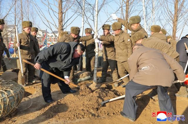 김정은 북한 국무위원장이 5일 평양에 들어설 러시아 파병군 추모기념관 건설현장을 찾아 당정군 고위간부들과 함께 기념식수를 했다고 조선중앙통신이 6일 보도했다 사진연합뉴스