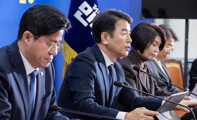 더불어민주당 문진석 원내대표 직무대행이 6일 국회에서 열린 원내대책회의에서 발언하고 있다사진연합뉴스