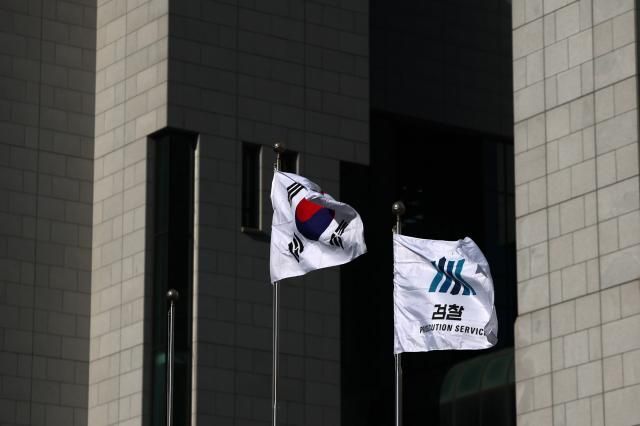 안권섭 특별검사팀이 관봉권 띠지 폐기 의혹과 관련해 윗선의 증거 은폐 지시 여부 등을 확인하기 위해 압수수색에 나선 지난 2일 서울 대검찰청의 모습이다 사진연합뉴스