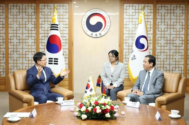 임광현 국세청장과 꽁 위볼 캄보디아 국세청장이 서울에서 제4차 한‧캄보디아 국세청장회의를 열고 전자세정 혁신과 역외탈세 대응 현지 진출 기업 및 교민에 대한 세정지원 강화 방안을 논의했다사진국세청 