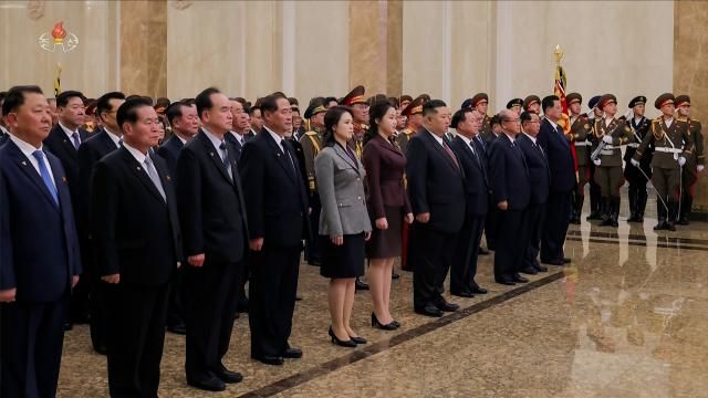 김정은 북한 국무위원장이 새해 첫날인 1일 김일성 주석과 김정일 국방위원장의 시신이 안치된 금수산태양궁전을 참배했다고 조선중앙TV가 2일 보도했다 공개된 사진에는 부인 리설주 여사와 딸 주애가 동행한 모습이 담겼다 주애의 금수산태양궁전 참배 동행은 이번이 처음이다 사진연합뉴스
