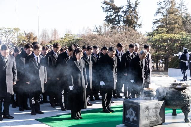 구본상 LIG 회장과 LIG넥스원 경영진을 비롯해 LIG 계열사 주요 임직원들이 서울현충원을 찾아 애국 시무식을 진행했다