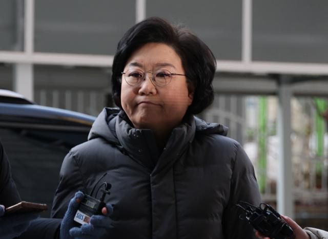 이혜훈 기획예산처 장관 후보자가 6일 서울 중구 예금보험공사에 마련된 인사청문회 준비 사무실로 출근하며 취재진의 질문을 듣고 있다 사진연합뉴스