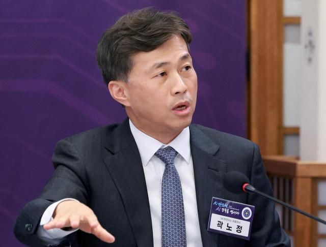 곽노정 SK하이닉스 대표이사가 지난해 12월 용산 대통령실에서 이재명 대통령이 참석한 가운데 열린 AI 시대의 K-반도체 비전과 육성전략 보고회에서 발언하고 있다 사진연합뉴스