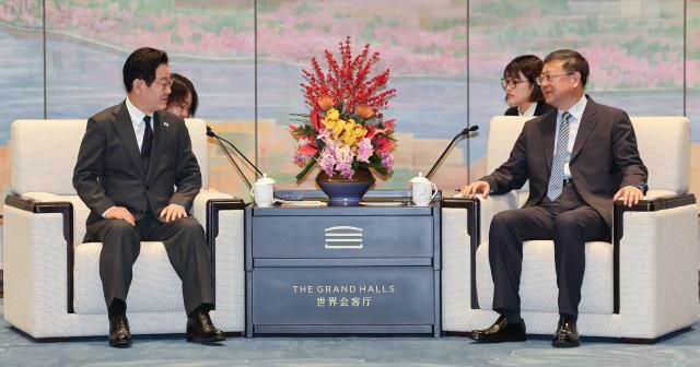 이재명 대통령이 6일 중국 상하이 세계회객청에서 만찬에 앞서 천지닝 상하이시 당 서기와 사전환담을 하고 있다 사진연합뉴스