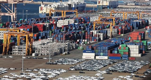 경기도 평택항에 컨테이너가 쌓여 있는 모습 사진연합뉴스