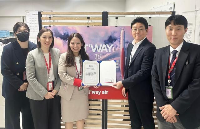  티웨이항공 후쿠오카지점이 후쿠오카 국제공항으로부터 표창을 받고 티웨이항공 우주 후쿠오카 지점장오른쪽 두번째 및 후쿠오카지점 직원들이 기념사진 촬영을 하고 있다사진티웨이항공