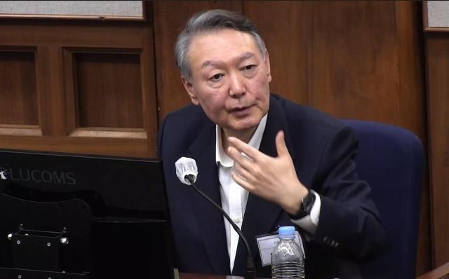 윤석열&nbsp;전 대통령이 29일 서울 서초구 서울중앙지법에서 열린 내란 우두머리 혐의 속행 공판에 출석해 발언하고 있다 사진연합뉴스 