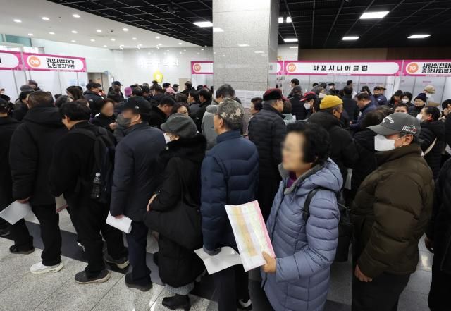 지난해 12월 10일 서울 마포구청에서 열린 마포구 노인일자리 박람회를 찾은 시민들이 일자리 신청을 위해 줄을 서 있다 연합뉴스