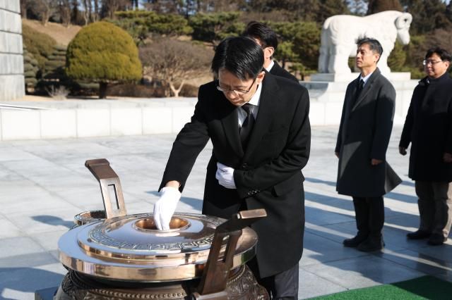 백승보 조달청장은 7일 간부들과 국립대전현충원을 찾아 호국영령을 참배했다 사진조달청