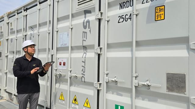 LS일렉트릭은 지난해 일본 ESS 사업 수주 규모가 총 612억 원에 달한다고 8일 밝혔다 사진은 LS일렉트릭 관계자가 일본 홋카이도 지역에 설치된 계통연계 ESS를 점검하고 있는 모습 사진LS 일렉트릭