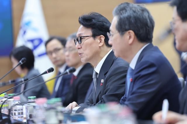 김민석 국무총리가 7일 경남 사천 한국항공우주산업KAI을 방문해 KAI 차재병 대표이사 김선 한화에어로스페이스 항공사업부장 신익현 LIG넥스원 대표이사 등 방위산업 관계자들과 항공 분야 방위산업 발전을 위한 현장 간담회를 하고 있다 사진연합뉴스