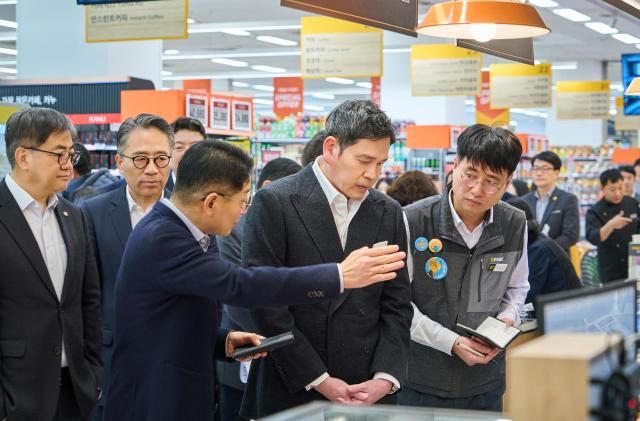 정용진 신세계그룹 회장이 6일 스타필드마켓 죽전점 간편식 델리 매장에 방문해 상품 설명을 듣고 있다 사진신세계그룹