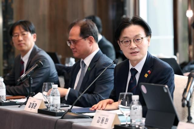 김정관 산업통상부 장관이 7일 중국 상하이에서 중국에 진출한 소비재·콘텐츠 기업 및 유관기관 관계자와 간담회를 진행하고 있다 사진산업통상부