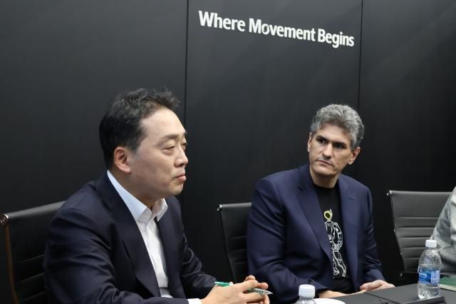 왼쪽부터 오세욱 현대모비스 로보틱스추진실장 상무 잭 재코우스키 보스턴다이나믹스 아틀라스 개발 총괄 사진현대모비스