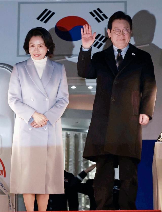 중국 방문 공식일정을 마친 이재명 대통령과 김혜경 여사가 7일 상하이 푸둥 공항 한국행 공군 1호기에서 환송객에게 인사하고 있다 사진연합뉴스