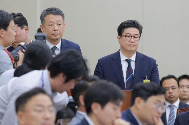 김병주 MBK파트너스 회장오른쪽과 김광일 홈플러스 대표이사 사진유대길 기자 dbeorlf123ajunewscom