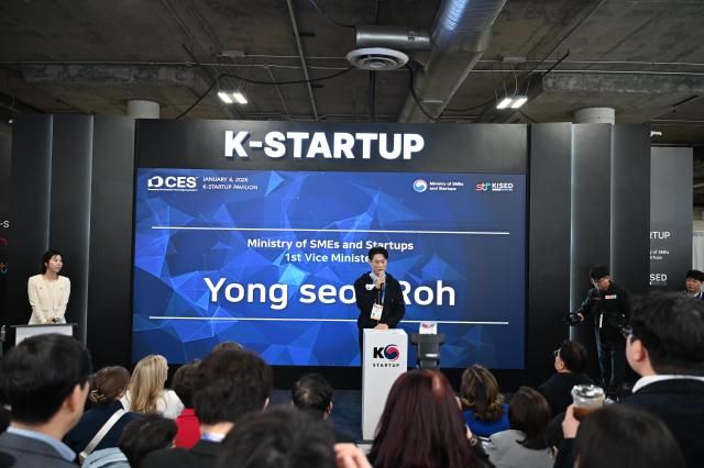 노용석 중소벤처기업부 제1차관이 6일현지시간 미국 라스베이거스에서 열린 CES 2026 ‘K-스타트업 통합관 개관식’에서 개회사를 하고 있다 사진중소벤처기업부 