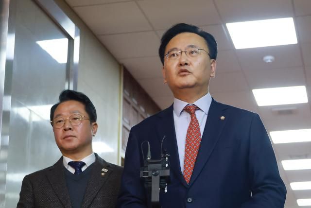 국민의힘 유상범 원내운영수석부대표오른쪽가 7일 국회의장실에서 익일 본회의 개최와 관련해 더불어민주당 문진석 원내대표 직무대행과 회동한 뒤 회동 결과를 설명하고 있다 왼쪽은 민주당 문금주 원내대변인 사진연합뉴스